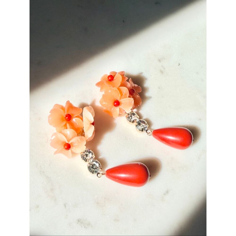 Peachy orange and red flower cluster dangle earrings - Picture 5 of 5